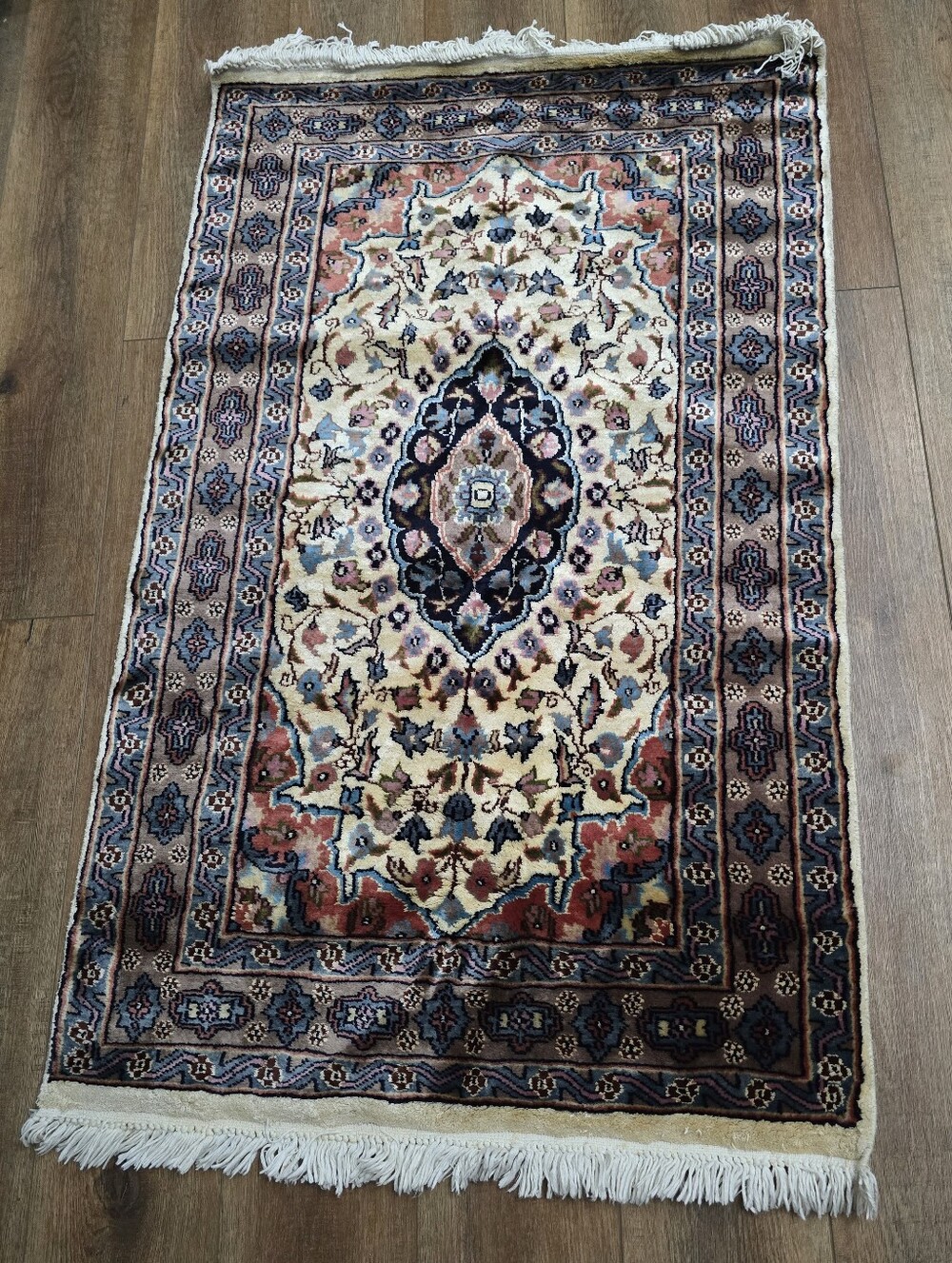 VtgFloral Persian-Style Accent Rug Hand-knotted In Pakistan. Excellent Condition